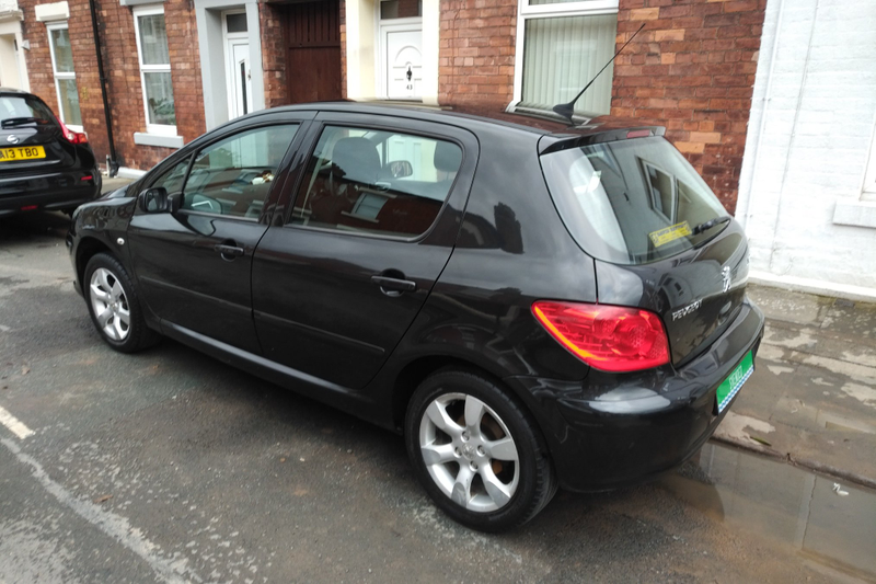 Illustration for article titled Colleague's Peugeot 307 clean.